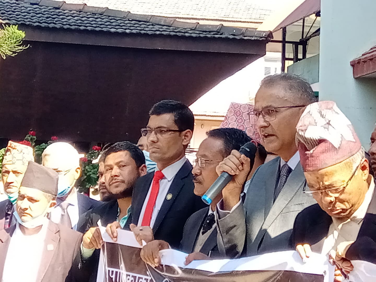 अधिवक्ता पोखरेलको आरोप- प्रधानन्यायाधीश बिचौलियाका मात्रै होइन, गुण्डा नाइके पनि रहेछन्